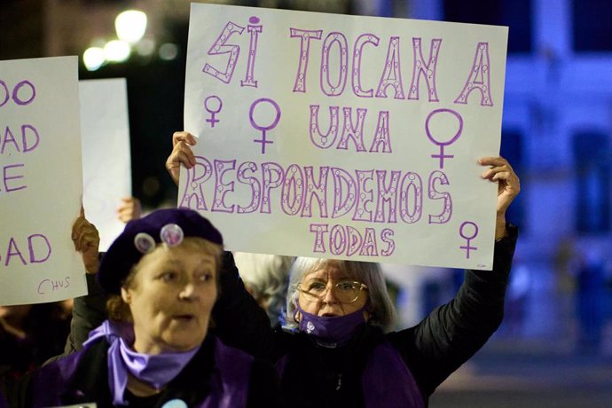 Archivo - Una mujer sostiene una pancarta durante una manifestación el 25 de noviembre de 2022.