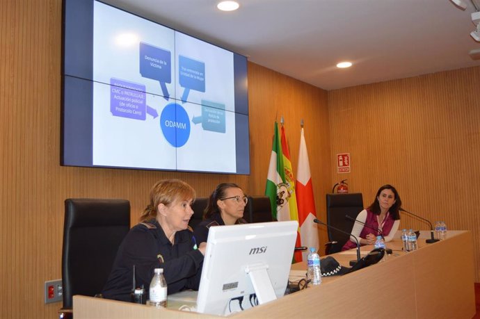 La Unidad de la Mujer de la Policía Local de Córdoba visita la sede de Cruz Roja para informar y conversar sobre los recursos de atención y protección a las víctimas de violencia machista.