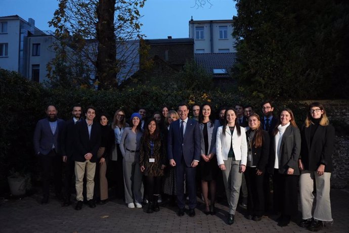 El presidente de la Junta, Juanma Moreno, se ha reunido este miércoles en Bruselas con jóvenes andaluces que se están formando actualmente en instituciones de la Unión Europea