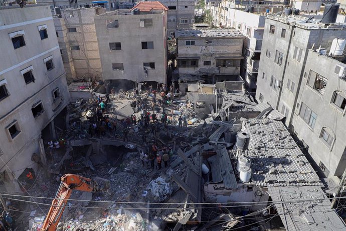 GAZA, Nov. 6, 2023  -- People conduct rescue work among the rubble of residential buildings destroyed in an Israeli strike in the southern Gaza Strip city of Khan Younis, on Nov. 6, 2023. The total number of Palestinian deaths in Gaza reached 10,022 sin