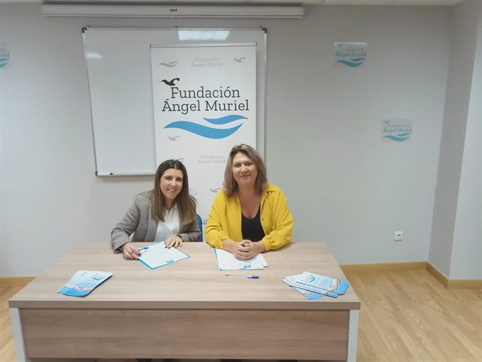 La vocal del patronato de la Fundación Ángel Muriel, María Luisa Muriel, y la presidenta del Colegio Oficial de Enfermería de Huelva, Patricia Mauri.