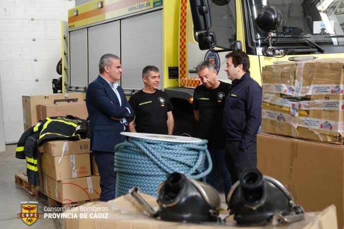 El presidente del Consorcio de Bomberos de Cádiz, José Ortiz, durante la donación del material a profesionales de Paraguay y Argentina