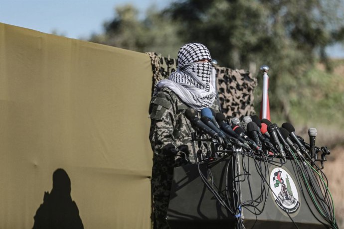 Archivo - 29 December 2020, Palestinian Territories, Gaza: A masked Palestinian militant speaks during a press conference following a military drill organized by the Hamas movement and other Palestinian armed factions on a beach in Gaza City. Photo: Moh
