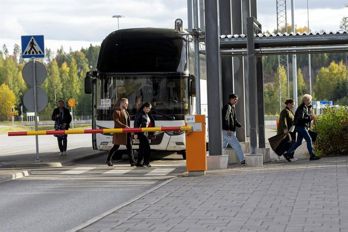 Archivo - 22 September 2022, Finland, Lappeenranta: Passengers get off a bus as they wait to enter Finland from Russia at the Nuijamaa border check point in Lappeenranta. According to the Finnish Border Guard there has been an upstick in crossings from 