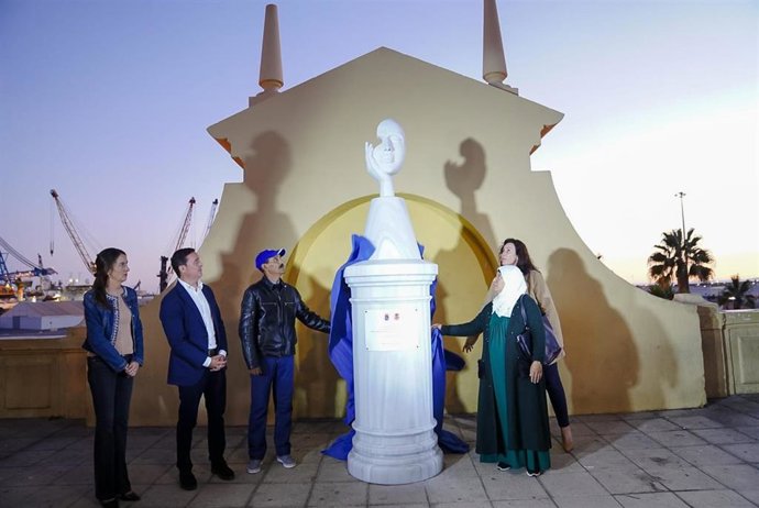 Escultura en la Plaza de San Roque, situada en el barrio de Pescadería de Almería, en recuerdo de las mujeres y niños que han sufrido la violencia de género