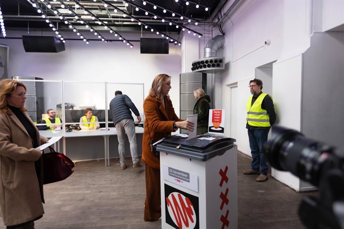 AMSTERDAM, Nov. 22, 2023  -- People cast their votes at a polling station in Amsterdam, the Netherlands, Nov. 22, 2023. The Netherlands went to the polls on Wednesday to elect a new Parliament and its first new prime minister in more than ten years.