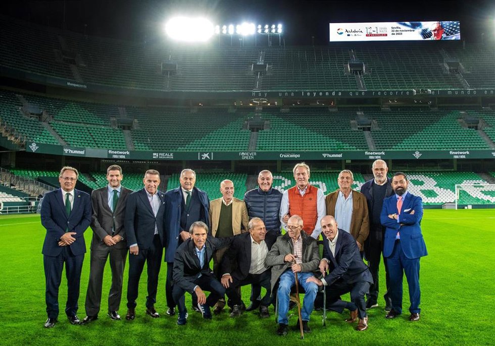 Sevilla homenajea a José Ángel de la Casa con los protagonistas del 12-1 a Malta en su 40 aniversario.