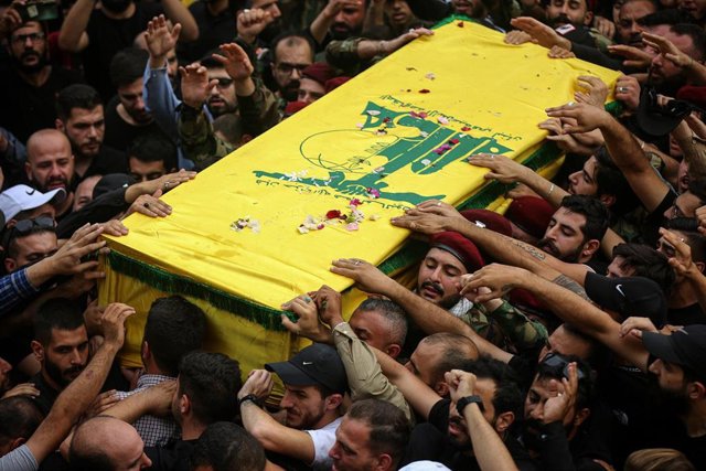 Imagen de archivo del funeral de un miembro de Hezbolá en Beirut, Líbano