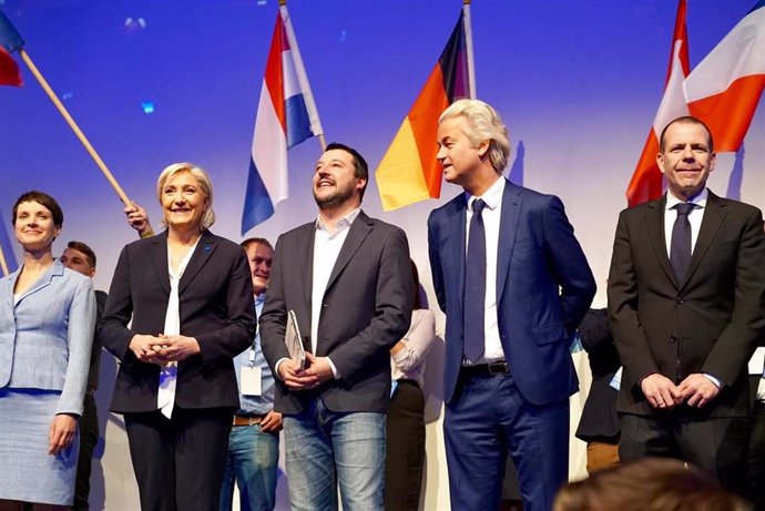 Archivo - Imagen de archivo de la líder del Frente Nacional francés, Marine Le Pen; el líder de la Liga italiana, Matteo Salvini;  y el líder del Partido de la Libertad holandés, Geert Wilders, durante un encuentro de partidos de ultraderecha europeos