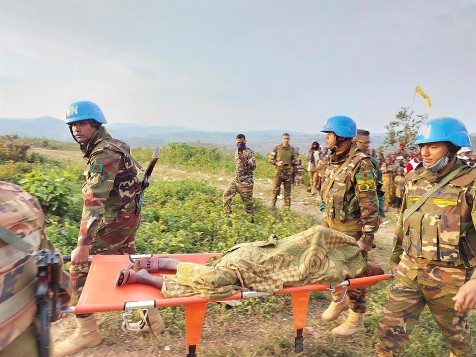 Archivo - Pacificadores de la MONUSCO evacúan a una mujer tras un ataque de la CODECO en Ituri
