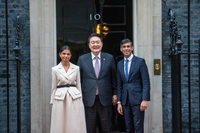 De derecha a izquierda: el primer ministro británico, Rishi Sunak, el presidente de Corea del Sur, Yoon Suk Yeol, y la esposa de Sunak, Akshata Murty