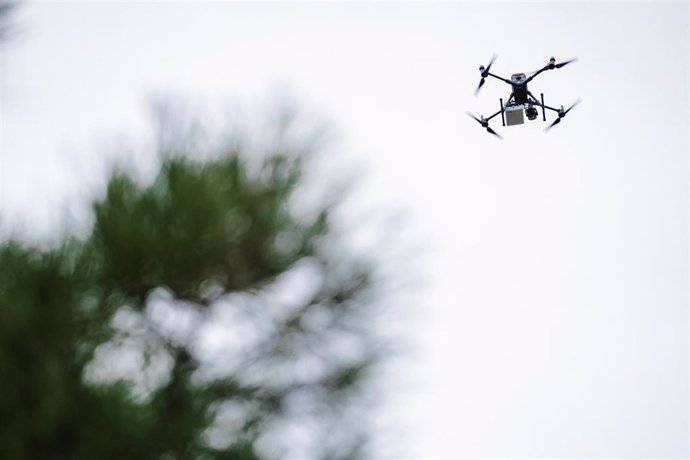 Un dron sobrevuela durante un simulacro de búsqueda de una persona, en el parking del Lago de Casa de Campo, a 26 de octubre de 2023, en Madrid (España). El Centro Nacional de Desaparecidos ha organizado este simulacro, en el que participan también efecti