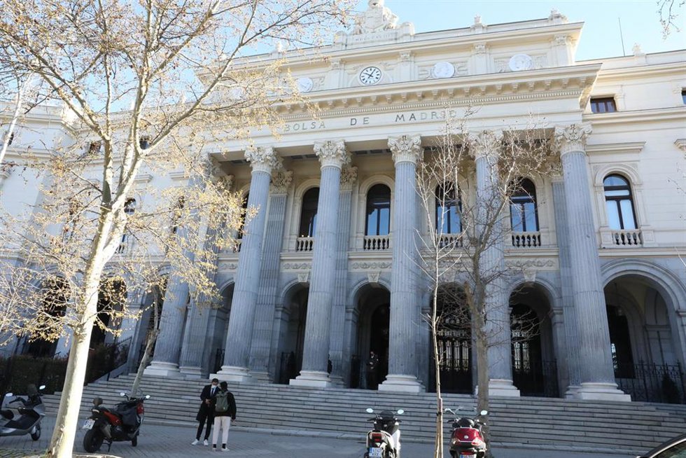 Archivo - Exterior del Palacio de la Bolsa, en Madrid (España). 