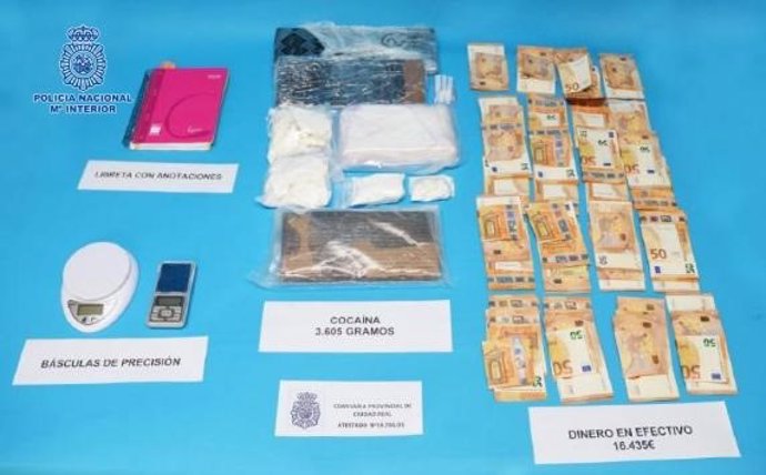 Efectos incautados en la operación 'Villa', que ha desarticulado una red criminal que distribuía cocaína en la provincia  de Ciudad Real oculta en vehículos "caleteados".