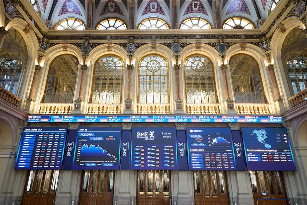 Archivo - Paneles del Ibex 35 en el Palacio de la Bolsa, a 13 de octubre de 2023, en Madrid (España). El Ibex 35 ha iniciado la sesión de hoy con un descenso del 0,16%, lo que ha llevado al selectivo hasta los 9.321,16 puntos, tras una semana marcada po