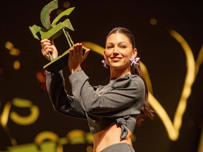 La actriz Úrsula Corberó recoge un premio durante la gala de entrega de los Premios Ondas 2023