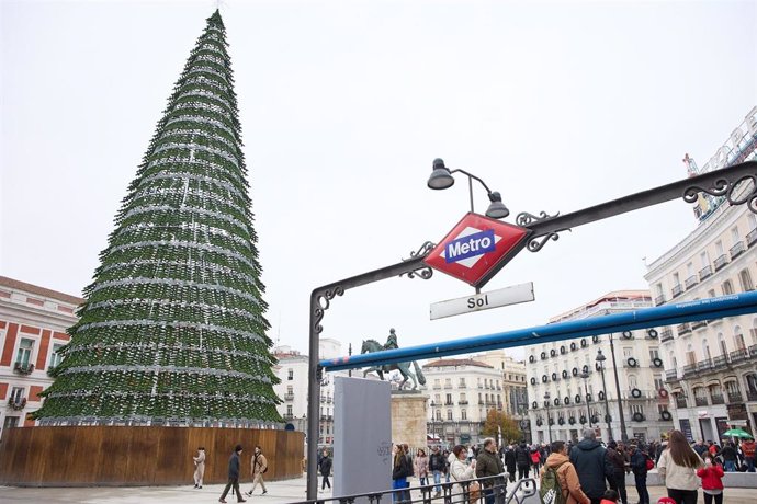 Archivo - Árbol de Navidad instalado en la remodelada y peatonalizada Puerta del Sol, a 4 de diciembre de 2022