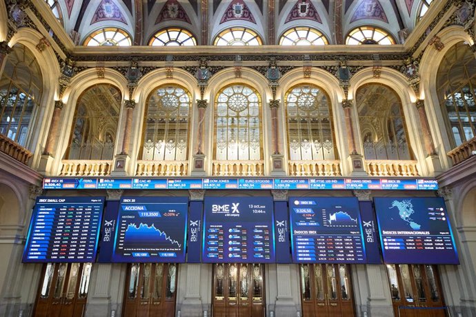 Archivo - Paneles del Ibex 35 en el Palacio de la Bolsa, a 13 de octubre de 2023, en Madrid (España). 