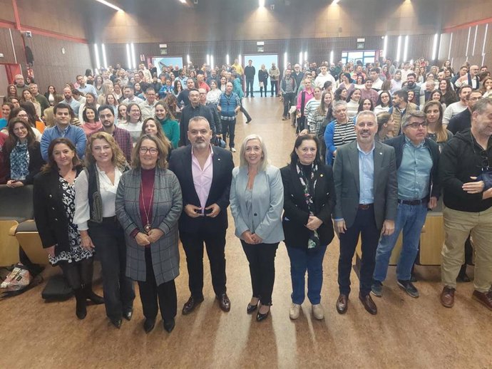 El Centro de Emergencias Sanitarias 061 en Sevilla ha organizado las 'IV Jornadas de actualización en asistencia de urgencias y emergencias' en la que se han dado cita cerca de 500 sanitarios.