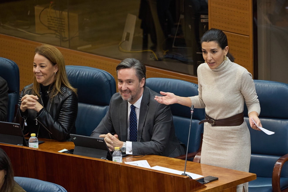 La portavoz de Vox en la Asamblea de Madrid, Rocío Monasterio, interviene durante un pleno en la Asamblea de Madrid, a 23 de noviembre de 2023, en Madrid (España).