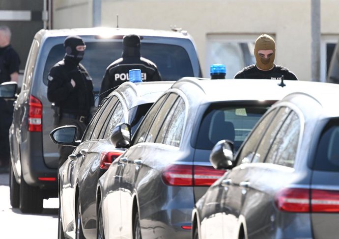 Archivo - FILED - 22 March 2023, Baden-Wuerttemberg, Reutlingen: Emergency forces are seen during the nationwide raids targeting the so-called "Reich Citizens". German police launch nationwide raids on the homes of members of the right-wing extremist Re