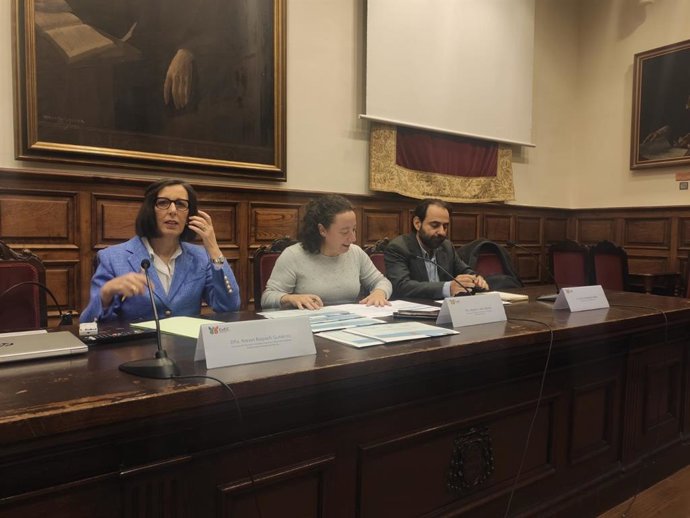 Nieves Roqueñí, a la izquierda