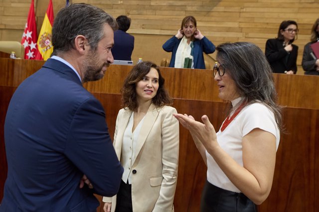 (I-D) El consejero de Presidencia, Justicia y Administración Local, Miguel Ángel García y la presidenta de la Comunidad de Madrid, Isabel Díaz Ayuso, junto a la nueva portavoz de Más Madrid