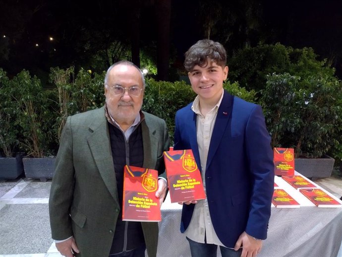 El presidente de honor del diario As, Alfredo Relaño, y el escritor novel Rubén G. Bielsa, autor de Breve historia de la selección española masculina de fútbol.