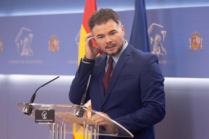 Archivo - El portavoz de ERC, Gabriel Rufián, ofrece una rueda de prensa tras su reunión con el presidente del Gobierno en funciones, Pedro Sánchez, a 11 de octubre de 2023, en Madrid (España). El presidente del Gobierno en funciones y candidato del PSO