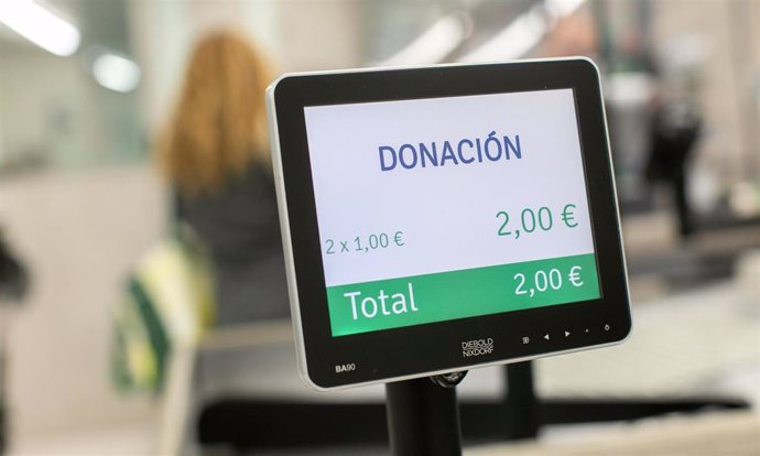 Detalle de una donación en caja en la Gran Recogida de Alimentos en Mercadona.