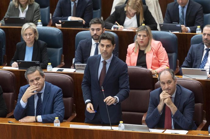 El consejero de Educación y Universidades, Emilio Viciana, interviene durante un pleno en la Asamblea de Madrid, a 8 de noviembre de 2023, en Madrid (España).