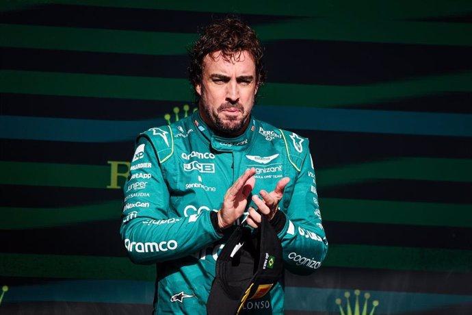 Fernando Alonso en el podio del GP de Brasil 2023.