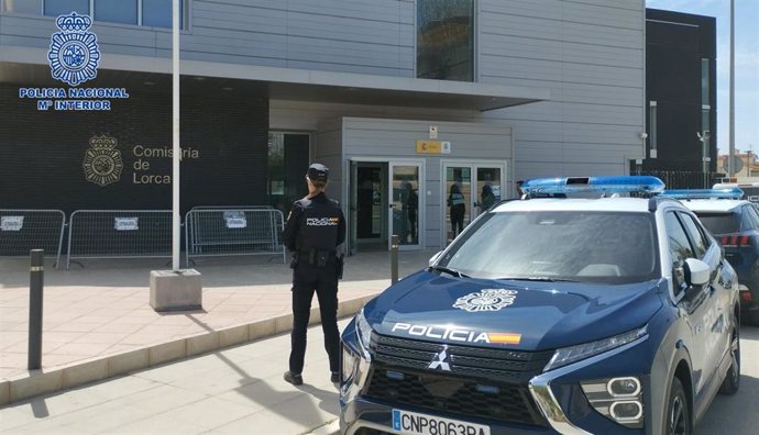 Una agente de la Policía Nacional, en la puerta de la Comisaría de Lorca