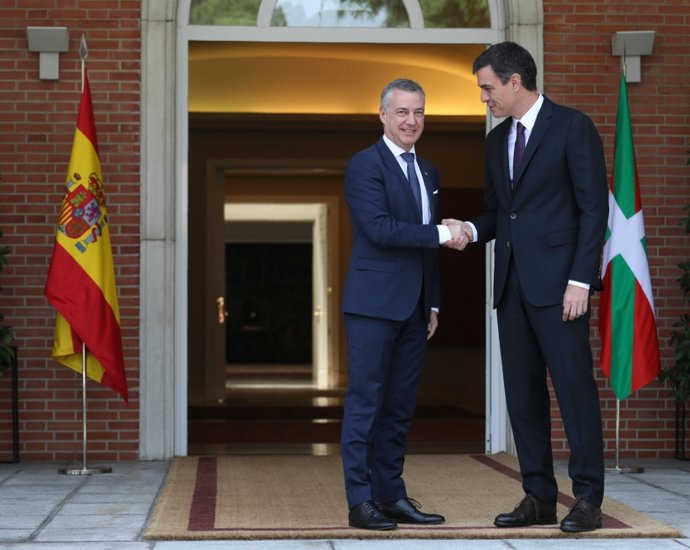 Archivo - El presidente del Gobierno, Pedro Sánchez, recibe al presidente del Gobierno Vasco, Íñigo Urkullu, en La Moncloa
