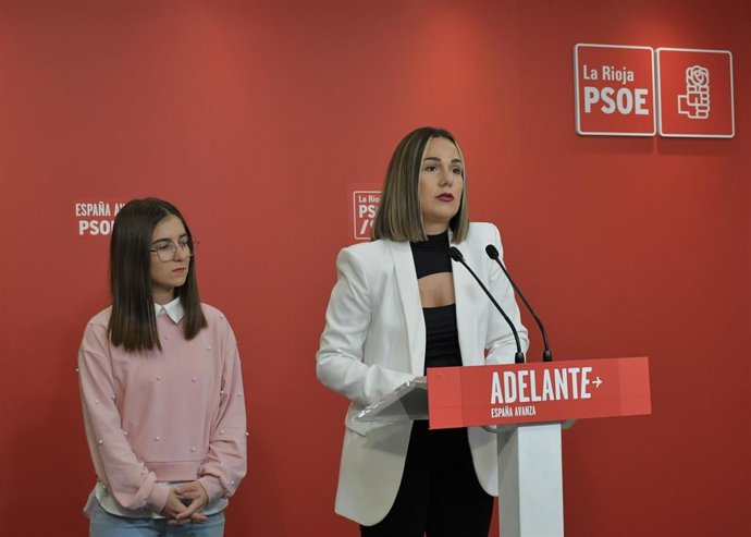 La secretaria de Igualdad de la Ejecutiva regional, Naiara Hernáez, y la responsable de Igualdad, Lucha de las mujeres y Educación afectivo-sexual de la Ejecutiva de JJSS, Aroa Vivas, animan a participar en actos 25 N