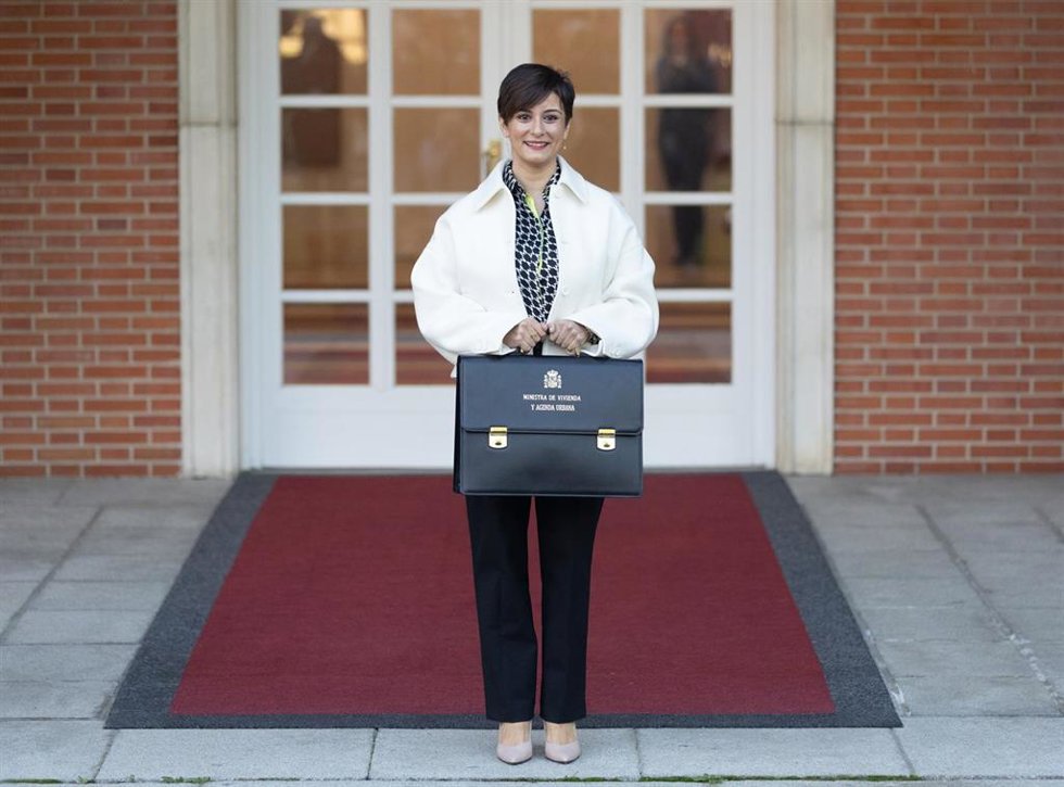 La ministra de Vivienda y Agenda Urbana, Isabel Rodríguez, posa con su cartera a su llegada a la primera reunión de Consejo de Ministros de la XV legislatura, en el Palacio de la Moncloa, a 22 de noviembre de 2023, en Madrid (España). 