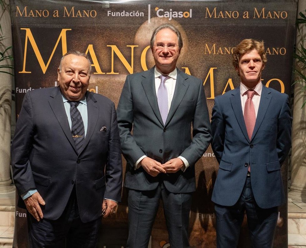 Paco Cepero, José Enrique Moreno y Borja Jiménez (de izquierda a derecha), en los 'Mano a mano' de la Fundación Cajasol.