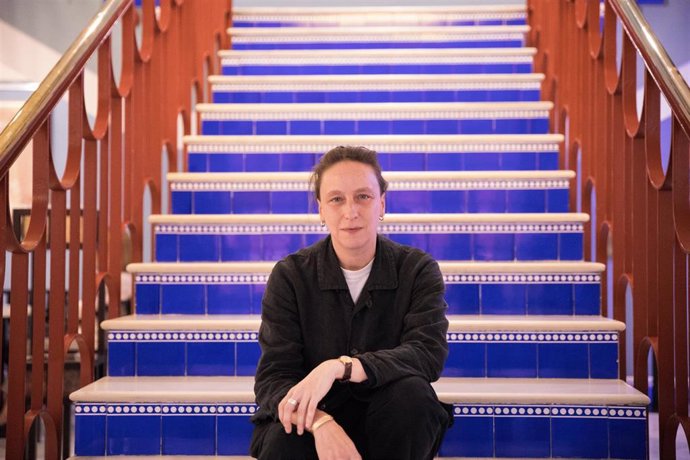 La cineasta ha recibido el premio de la mano de la actriz española Anna Castillo.