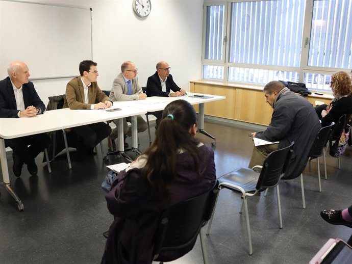 Concejales del Grupo Muncipal Socialista en el Ayuntamiento de Valladolid durante su reunión con Ampas y asociaciones vecinales.