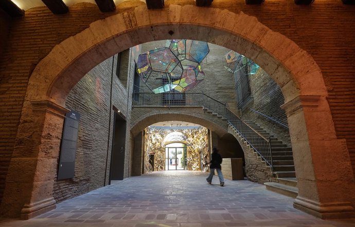 Una persona observa las obras en el Centro de Arte Hortensia Herrero (CAHH). 