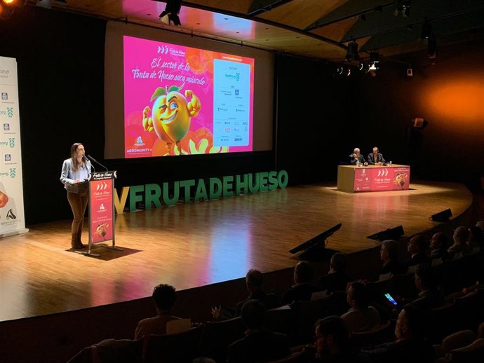 La consejera Sara Rubira durante la inauguración del V Congreso Nacional de Fruta de Hueso