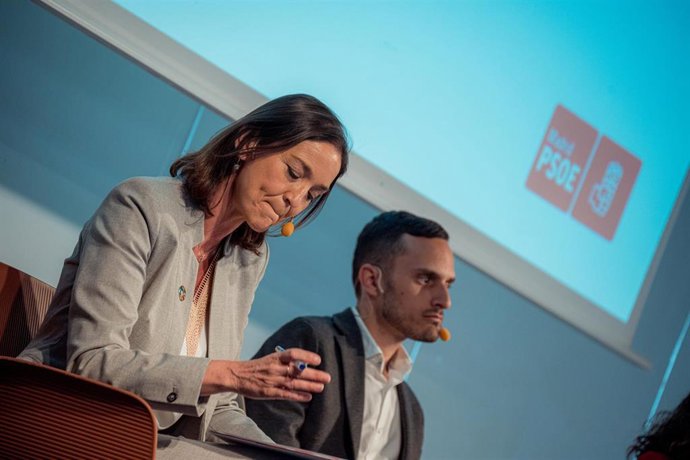 Archivo - La candidata del PSOE a la alcaldía de Madrid, Reyes Maroto, y el geógrafo Antonio Giraldo 