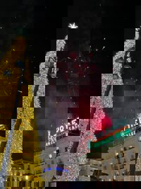 La Puerta del Sol da la bienvenida a la Navidad, que llega a más de 230 emplazamientos de la capital