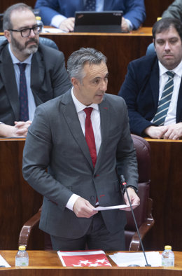 El consejero de Medio Ambiente, Interior y Agricultura de la Comunidad de Madrid, Carlos Novillo, interviene durante un pleno en la Asamblea de Madrid, a 8 de noviembre de 2023, en Madrid (España). La Asamblea de Madrid acoge un nuevo Pleno, adelantado 