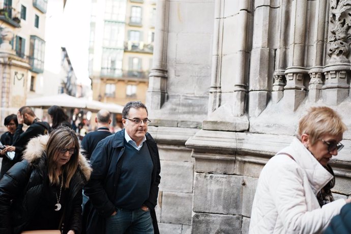 Archivo - El diputado socialista, Juan Cuatrecasas, realiza declaraciones a los medios antes de asistir a la celebración de una misa solemne para pedir perdón a las víctimas de abusos de la iglesia, a 24 de marzo de 2023, en Bilbao, Vizcaya, País Vasco,