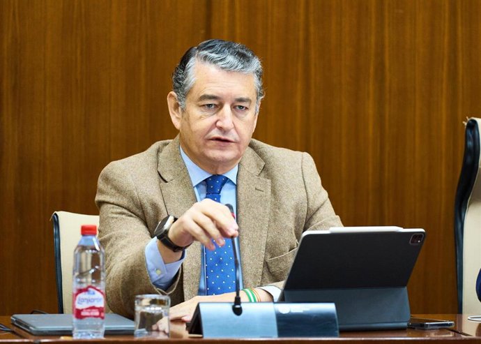 El consejero de la Presidencia, Interior, Diálogo Social y Simplificación Administrativa, Antonio Sanz, comparece en comisión parlamentaria.