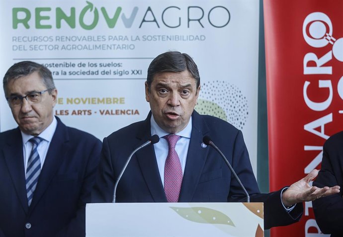 El ministro de Agricultura, Pesca y Alimentación, Luis Planas, interviene durante el II Encuentro Internacional Renowagro, en el Palau de Les Arts, a 23 de noviembre de 2023, en Valencia, Comunidad Valenciana (España). El encuentro está organizado por F