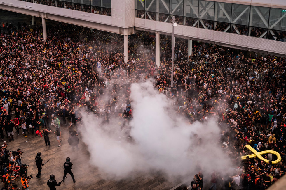 Agentes de la Policía Nacional y Mossos de Esquadra intentan disolver la concentración en el Aeropuerto de Barcelona-El Prat, en protesta por la sentencia del Tribunal Supremo sobre el juicio del 'procés', en Barcelona (España), a 14 de octubre de 2019.