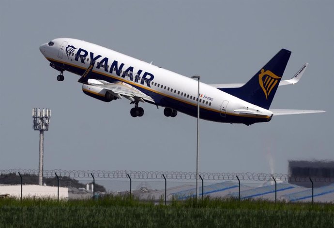 FILED - 22 May 2023, Schoenefeld: A Boeing 737 of the airline Ryanair takes off from Berlin Brandenburg Airport (BER) "Willy Brandt". Photo: Soeren Stache/dpa