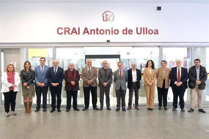 El rector de la Universidad de Sevilla, Miguel Ángel Castro, en el centro de la imagen con motivo de la celebración del X aniversario del CRAI Antonio Ulloa en Reina Mercedes.